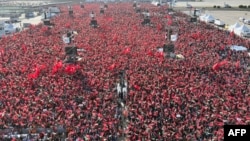 Người dân vẫy cờ Thổ Nhĩ Kỳ và Palestine khi Tổng thống Thổ Nhĩ Kỳ phát biểu trong cuộc mít-tinh do đảng AKP tổ chức để bày tỏ tình đoàn kết với người Palestine ở Gaza, ở Istanbul, ngày 28 tháng 10 năm 2023.