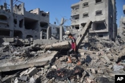 غزہ کی پٹی میں دیر البلح میں فضائی حمملے کے بعد تباہی کا ایک منظر ۔ 14 اکتوبر 2023