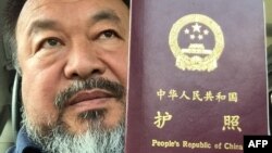 Nghệ sĩ Ngải Vị Vị chụp hình với hộ chiếu tại Bắc Kinh.