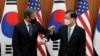 امریکی وزیر خارجہ انٹونی بلنکن اور جنوبی کوریا کے وزیر خارجہ چنگ ایوئی یونگ ن 18 مارچ 2021 کو جنوبی کوریا کے شہر سیول میں وزارت خارجہ میں خصوصی اقدامات کے معاہدے کے لیے ایک تقریب کے دوران . فوٹو رائٹرز