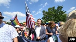 Đại sứ Mỹ tại Hungary David Pressman cầm cở Mỹ đi diễu hành hồi tháng 7/2023 ở Budapest, Hungary.