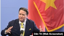 Đại sứ Mỹ tại Việt Nam Marc Knapper nói với phóng viên trong cuộc họp báo hôm 24/7 ở Hà Nội rằng Hoa Kỳ sẽ giúp Việt Nam điều tra vụ tấn công ở Đắk Lắk mà Bộ Công an xem là "khủng bố".