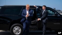 سابق صدر ڈونلڈ ٹرمپ 25 مارچ 2023 کو ویسٹ پام بیچ بین الاقوامی ہوائی اڈے پر واکو، ٹیکساس میں انتخابی ریلی کے لیے اپنے ہوائی جہاز میں سوار ہونےجارہے ہیں۔ اے پی فوٹو