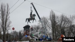 Nhân viên thành phố tháo dỡ tượng đài Mykola Shchors, một chỉ huy chiến trường của Liên bang Soviet trong Nội chiến Nga, ở Kyiv, Ukraine ngày 9 tháng 12 năm 2023. 