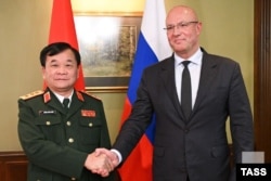 Thứ trưởng Quốc phòng Việt Nam Hoàng Xuân Chiến bắt tay Phó Thủ tướng Nga Dmitry Chernyshenko tại Moscow, Nga, ngày 6 tháng 7 năm 2023.