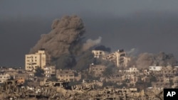غزہ کی پٹی پر اسرائیل کی بمباری سے اٹھتا ہوا دھواں ، فوٹو اے پی ، 23 نومبر 2023