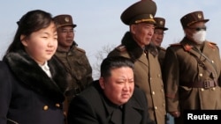 Nhà lãnh đạo Triều Tiên cùng con gái Kim Ju Ae theo dõi một cuộc tập trận tên lửa hôm 20/3 theo hình ảnh do KCNA công bố