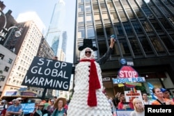 17 ستمبر 2023 کو نیویارک میں موسمیاتی ہفتہ کے آغاز کے موقع پر کارکن ٹائمز اسکوائر کے ارد گرد جمع ہو رہے ہیں۔