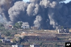 لبنان کی جانب سے راکٹ حملوں کے جواب میں اسرائیلی کارروائی کے بعد ایک سرحدی لبنانی آبادی سے دھوئیں کے بادل اٹھ رہے ہیں۔ 4 نومبر 2023