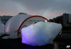 کلائمٹ سمٹ سی او پی 26 کے گلاسگو میں منعقدہ ایک کیمپ کا منظر جس میں گرین لینڈ سے لایا گیا گلیشیئر کا ایک بڑا ٹکڑا رکھا گیا ہے۔