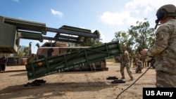 Binh sĩ Mỹ điều chỉnh Hệ thống Tên lửa Chiến thuật Lục quân (ATACMS) để tải lên Hệ thống tên lửa pháo binh cơ động cao (HIMARS) tại Sân bay Williamson ở Queensland, Úc, vào ngày 26 tháng 7 năm 2023.