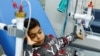دس سالہ نسیم موہرا کو گردے کی بیماری کے باعث ہفتے میں چار روز ڈائیلاسز کی ضرورت پڑتی ہے۔ فوٹو رائٹرز