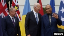 Tổng thống Mỹ Joe Biden trò chuyện với Tổng thống Kiribati Taneti Maamau, đứng bên cạnh là Thủ tướng Quần đảo Cook Mark Brown tại thượng đỉnh hôm 25/9. 