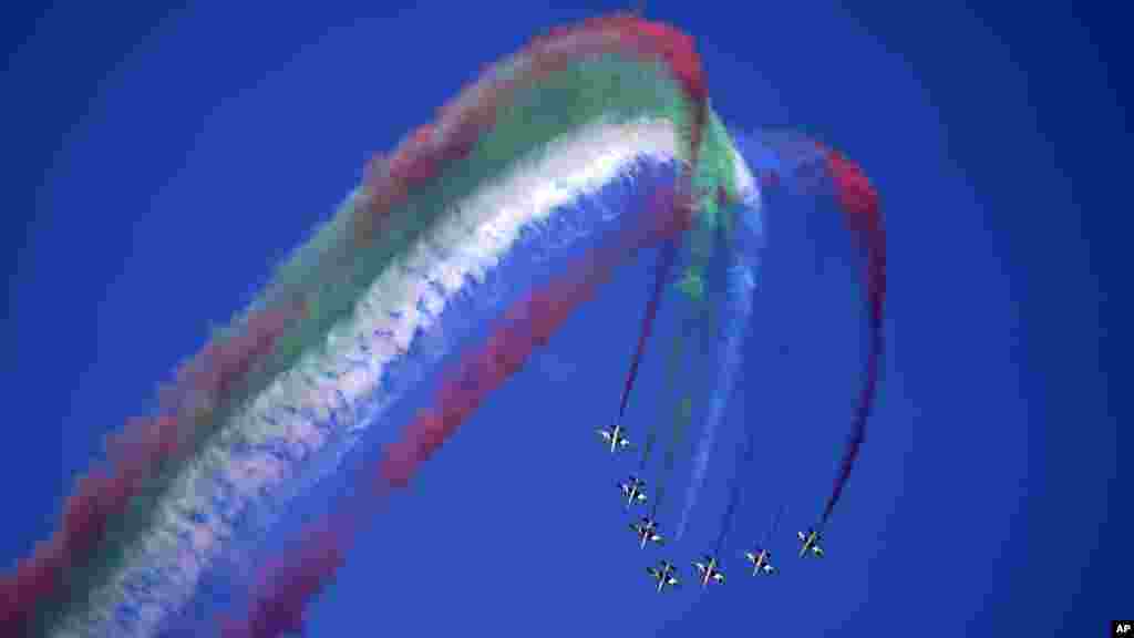 یو اے ای ایئر فورس کی ایروبیٹک ٹیم الفرسان کے سات طیارے ایک ساتھ فضا میں ملک کے جھنڈے کے رنگ بکھر رہے ہیں۔