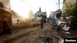  اسرائیلی فوج کے جنین کیمپ سے انخلا کے بعد فلسطینی تباہ شدہ مقامات سے گزر رہے ہیں فوٹو رائٹرز 5 جولائی 2023