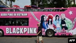 Xe buýt với hình ảnh quảng bá cho show diễn của nhóm nhạc Hàn Quốc Blackpink tại Hà Nội hôm 28/7. Hàng chục nghìn khán giả đã tới xem 2 buổi diễn của nhóm nhạc nữ K-Pop tại sân Mỹ Đình hôm 29-30/7.