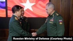 Thứ trưởng Quốc phòng Việt Nam Hoàng Xuân Chiến (trái) bắt tay Bộ trưởng Quốc phòng Nga Sergei Shoigu tại Đối thoại Chiến lược Quốc phòng Nga-Việt ở Moscow, Nga, ngày 6 tháng 7 năm 2023.
