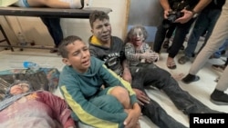 خان یونس میں اسرائیلی حملوں کے بعد زخمی فلسطینی بچے نصر ہسپتال میں مدد کے انتظار میں ، فوٹو رائٹرز 7 دسمبر 2023
