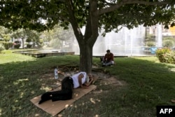 شدید گرمی میں درخت کی چھاؤں بھی کسی نعمت سے کم نہیں ۔ تہران میں ایک شخص درخت کے سائے میں لیٹا ہوا ہے۔ 13 جولائی 2023