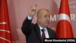 VOA Türkçe’nin bozkurt işareti sorusu üzerine Ümit Özdağ, eliyle bozkurt işareti yaptı.