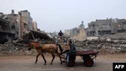 Một người đàn ông cưỡi xe ngựa dọc con phố bị tàn phá bởi vụ đánh bom của Israel ở Rafah, phía nam Dải Gaza, vào ngày 9 tháng 2 năm 2024.