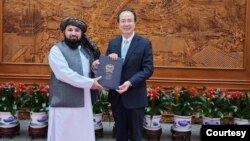  طالبان کی جاری کردہ فوٹوجس میں چین کے لیے طلبان کے نئے مقرر کردہ سفیر بلال کریمی یکم دسمبر 2023 کو مبینہ طور پر چینی وزارت خارجہ کے پروٹوکول ڈائریکٹر ہانگ لی کو اپنی اسناد پیش کر رہے ہیں ۔ 