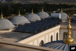 جوہانسبرگ کی نظامیہ مسجد کی چھت پر 143 سولر پینلز نصب ہیں جو مسجد اور اس مرکز سے منسلک تنصیبات کی توانائی کی ایک تہائی سے زیادہ ضرورت پوری کرتے ہیں۔ 5 اپریل 2023