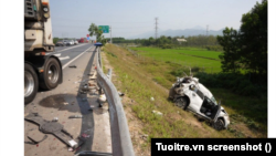 Hiện trường vụ tai nạn tại cao tốc Cam Lộ - La Sơn. (screenshot từ tuoitre.vn)