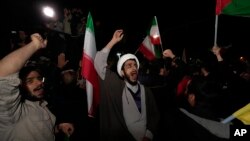 ایرانی مظاہرین اتوار، 14 اپریل 2024 کو تہران، ایران میں برطانوی سفارت خانے کے سامنے اسرائیل مخالف مظاہرے کے دوران نعرے لگا رہے ہیں۔ ایران نے ہفتے کے روز اسرائیل کے خلاف اپنا پہلا براہ راست فوجی حملہ کیا ہے۔ (اے پی فوٹو)