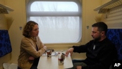Phóng viên AP Julie Pace phỏng vấn Tổng thống Ukraine Volodymyr Zelenskyy trên chuyến tàu đi từ vùng Sumy đến Kyiv, ngày 28/3/2023.