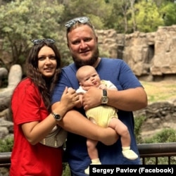 Sergey Pavlov cùng vợ và con. Họ hiện cư ngụ tại thành phố Tampa ở bang Florida của Mỹ sau khi đến đây xin bảo hộ tị nạn từ Mexico vào tháng 3.