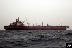 بحیرہ احمر میں لنگر انداز متروک آئل ٹینکر سیفر کا ایک منظر۔ اس زنگ خوردہ بحری جہاز میں 11 لاکھ بیرل تیل کا ذخیرہ موجود ہے۔