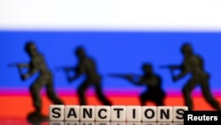 Biểu tượng chế tài Nga được sắp xếp dùng chữ nhựa, lính đồ chơi và nền là màu cờ Nga.