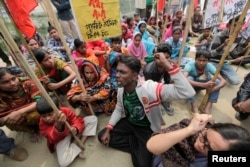 ڈھاکہ میں گارمنٹ فیکٹریوں کے کارکن اپنی تنخواہوں میں اضافے کے لیے احتجاج کررہے ہیں۔ فائل فوٹو