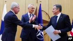 Bộ trưởng Ngoại giao Phần Lan trao văn kiện cho Ngoại trưởng Mỹ về việc Phần Lan gia nhập NATO, tại Brussels, Bỉ, 4/4/2023.