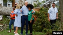 Tổng thống Mỹ Joe Biden và đệ nhất phu nhân Jill Biden nói chuyện với một người phụ nữ trong chuyến đi thị sát thiệt hại do cơn bão Idalia gây ra, Live Oak, bang Florida, ngày 2 tháng 9 năm 2023.