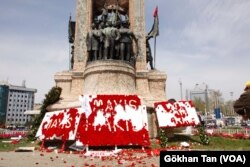Grupların yıllar sonra Taksim’e girdiği 2009’da meydan bir süre sonra boşaltılmıştı. Halk, Taksim Cumhuriyet Anıtı’na bırakılan çelenklerden “hatıra” çiçekleri almıştı.