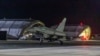 12 جنوری 2024 کو برطانیہ کی وزارت دفاع کی طرف سے فراہم کردہ اس تصویر میں ایک رائل ایئر فورس کا ٹائفون طیارہ یمن میں اہداف کو نشانہ بنانے کے بعد قبرص میں آر اے ایف اکروتیری کے اڈے پر واپس آ رہا ہے۔