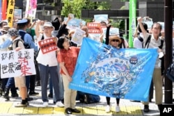 ٹوکیو میں ٹوکیو الیکٹرک پاور کمپنی کے ہیڈکوارٹرز کے سامنے لوگ تابکار پانی سمندر میں ڈالنے کے فیصلے کے خلاف مظاہرہ کر رہے ہیں۔ 24 اگست 2023