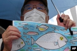ٹوکیو میں فوکوشیما پاور پلانٹ چلانے والی کمپنی ٹیپکو کے ہیڈکوارٹرز کے باہر احتجاج میں شامل ایک شخص۔ 24 اگست 2023