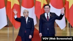 Chủ tịch Thượng viện Nhật Bản Hidehisa Otsuji (trái) và Chủ tịch Quốc hội Việt Nam Vương Đình Huệ tại Hà Nội vào ngày 5/9/2023. 