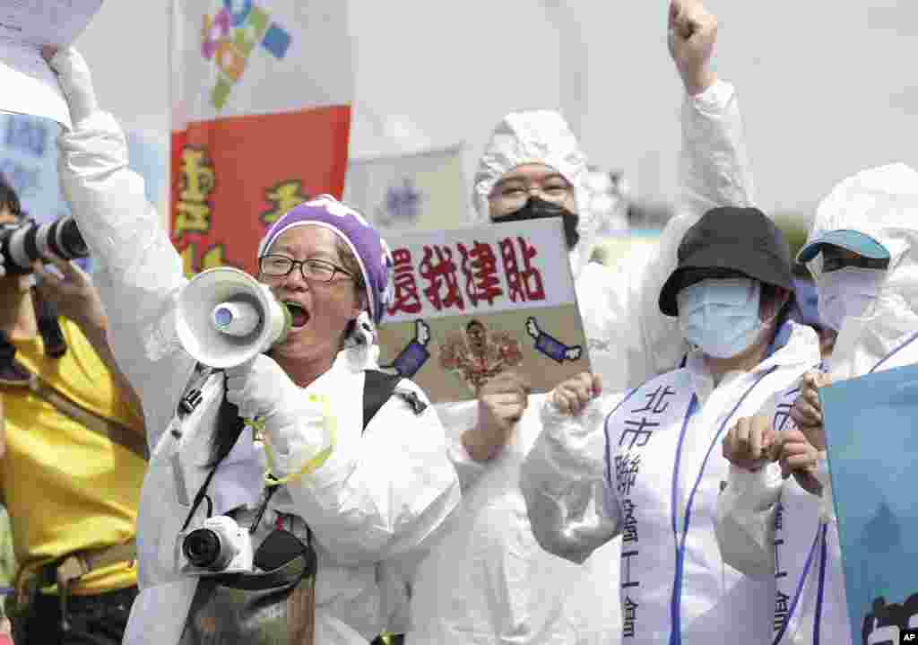 تائیوان میں میڈیکل کے شعبے سے وابستہ افراد نے یکم مئی کو احتجاجی ریلی نکالی۔