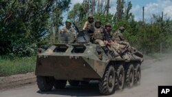 Các binh sĩ Ukraine trên tiền tuyến gần Bakhmut, nơi diễn ra các trận chiến khốc liệt với quân đội Nga ở vùng Donetsk, Ukraine, vào ngày 5 tháng 6 năm 2023.