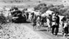 نومبر 1948 میں عرب پناہ گزینوں کا ایک گروپ سامان کے ساتھ لبنان جا رہا ہے۔(فائل فوٹو)
