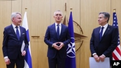  برسلز میں نیٹو کے ہیڈ کوارٹرز میں فن لینڈ کی نیٹو میں شمولیت کے موقع پرنیٹو کے سیکرٹری جنرل اسٹولٹن برگ ( درمیان میں) گفتگو کر رہے ہیں۔ ان کےساتھ بائیں جانب فن لینڈ کے وزیر خارجہ ، پیکا ہاوسٹو اور دائیں جانب امریکی وزیر خارجہ انٹنی بلنکن ہیں ۔ فوٹو اے پی، 4 اپریل 2023
