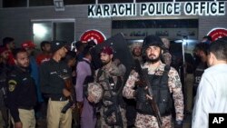 کراچی پولیس آفس کے باہر سیکیورٹی اہل کار موجود ہیں۔ 17 فروری 2023