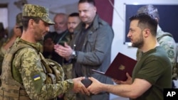 Tổng thống Ukraine Zelenskyy (phải) gặp binh sĩ hồi năm 2022 (Ukrainian Presidential Press Office via AP)