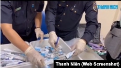 Hải quan tại sân bay Tân Sơn Nhất ở TPHCM mở các hộp kem đánh răng chứa ma tuý đá từ các hành lý xách tay của 4 tiếp viên hàng không Vietnam Airlines hôm 16/3. Hàng chục người vừa bị bắt giam và khởi tố liên quan đến đường dây buôn lậu ma tuý từ Pháp vào Việt Nam.