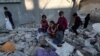 اسرائیلی گولہ باری کے بعد غزہ میں کچھ بچے اپنے گھر کے ملبے پر کھڑے ہیں۔ 29 دسمبر 2023