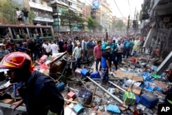 دھماکے کے بعد لوگوں کی ایک بڑی تعداد متاثرہ عمارت کے قریب جمع ہے جب کہ دکانوں کا سامان سڑک پر بکھرا پڑا ہے۔ 7 مارچ 2023